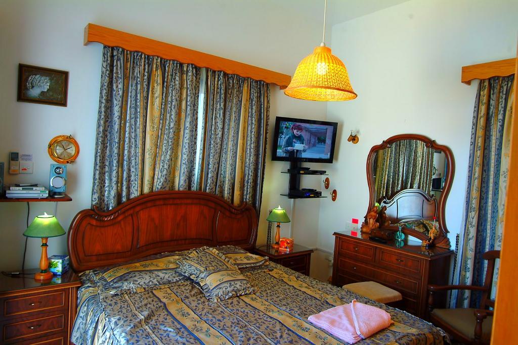 Astrofegia Beachfront Villa 포모스 객실 사진