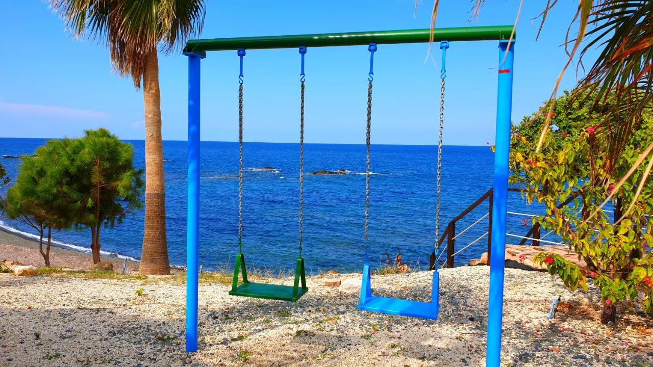 Astrofegia Beachfront Villa 포모스 외부 사진